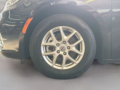 Used 2023 Chrysler Pacifica Touring-L image 33