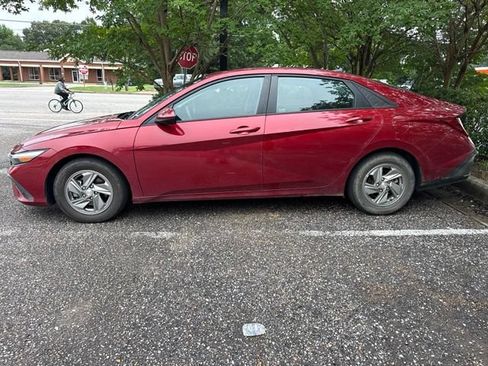 Used 2024 Hyundai Elantra SE FWD image 1