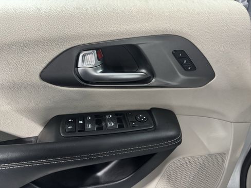 Used 2024 Chrysler Pacifica Touring-L image 20