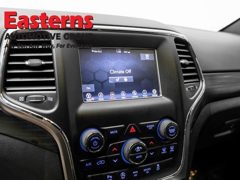 Used 2021 Jeep Grand Cherokee Laredo w/ Security & Convenience Group AWD/4WD image 19