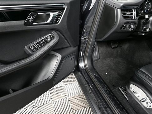 Certified 2025 Porsche Macan image 8