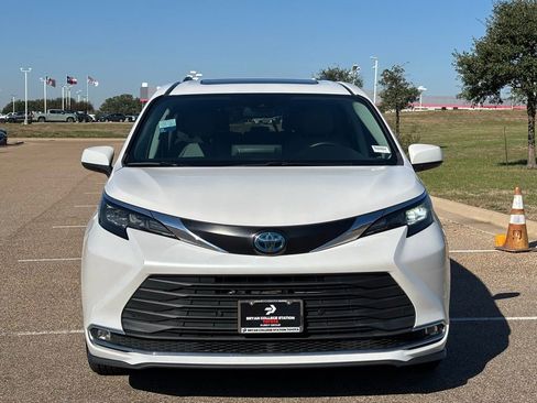 Used 2024 Toyota Sienna XLE image 3