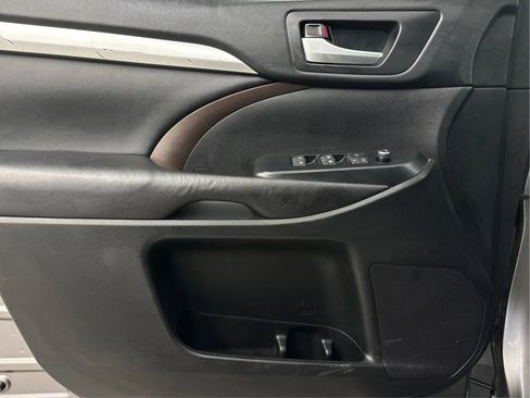 Used 2019 Toyota Highlander XLE AWD/4WD image 25