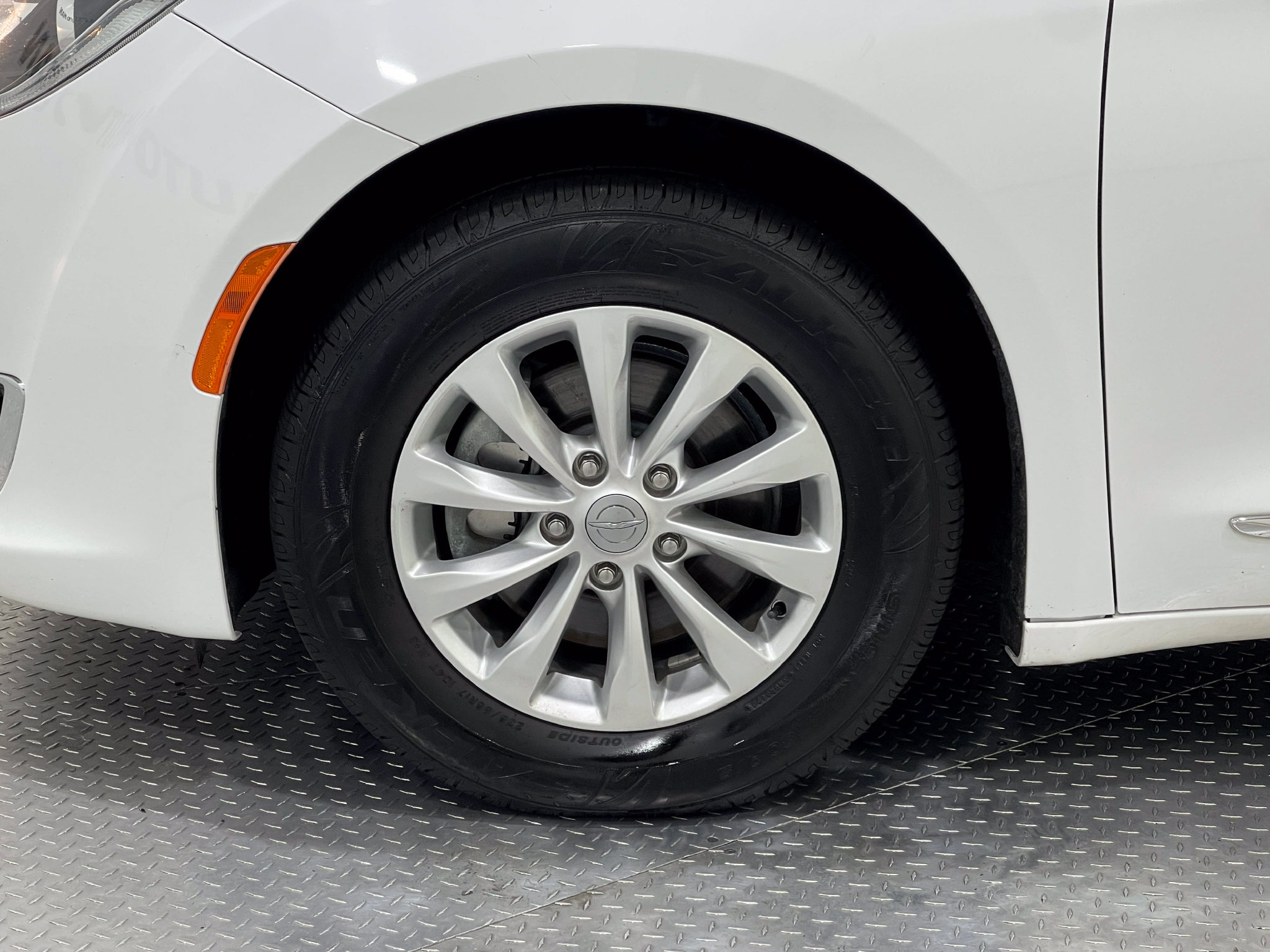 Used 2019 Chrysler Pacifica Touring-L FWD image 35