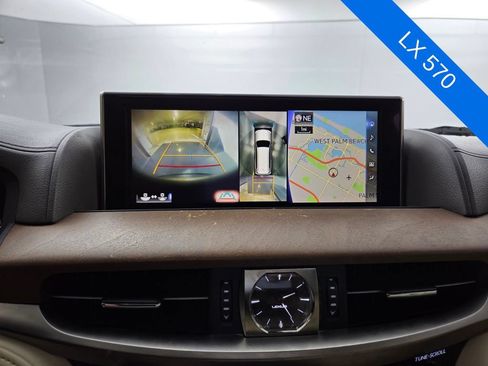 Used 2017 Lexus LX 570 4WD w/ Luxury Package image 33