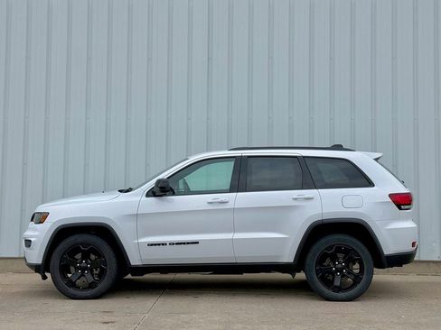 Used 2020 Jeep Grand Cherokee Laredo AWD/4WD image 3