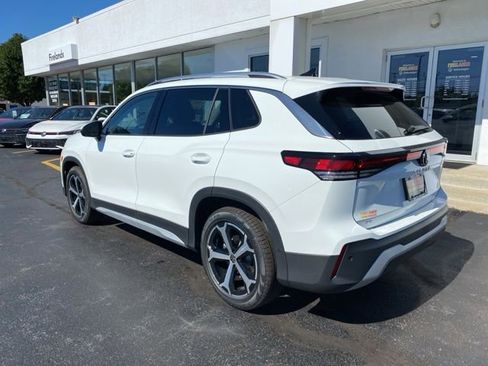 New 2025 Volkswagen Tiguan SE image 11