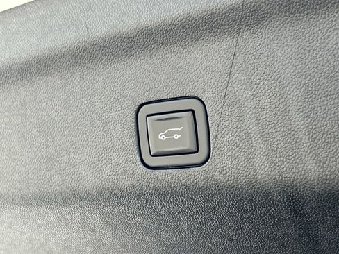 Used 2023 Chevrolet Suburban Premier image 14