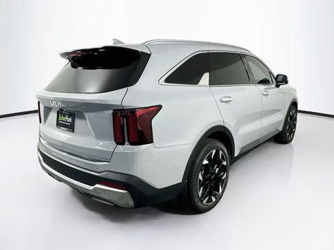 Used 2024 Kia Sorento EX w/ Panoramic Sunroof Package FWD image 9