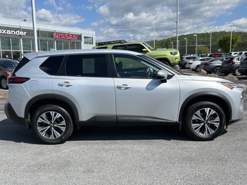 Used 2022 Nissan Rogue SV AWD/4WD image 2