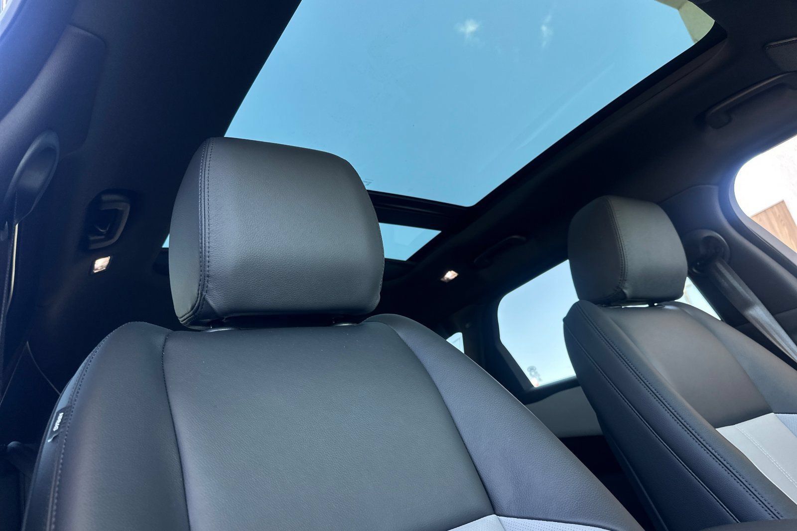 New 2026 Land Rover Range Rover Velar Dynamic SE AWD/4WD image 17