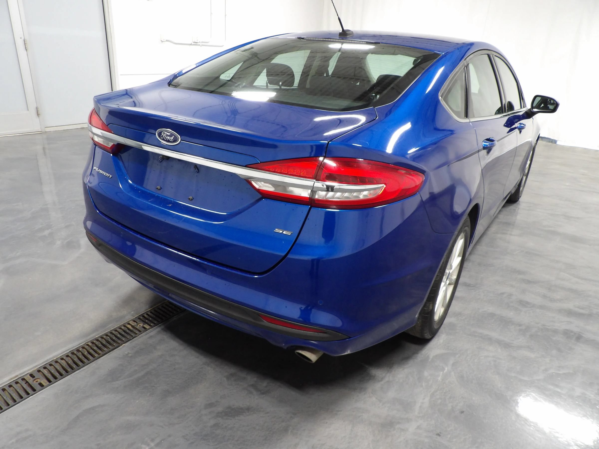 Used 2018 Ford Fusion SE w/ Fusion SE Technology Package FWD image 4