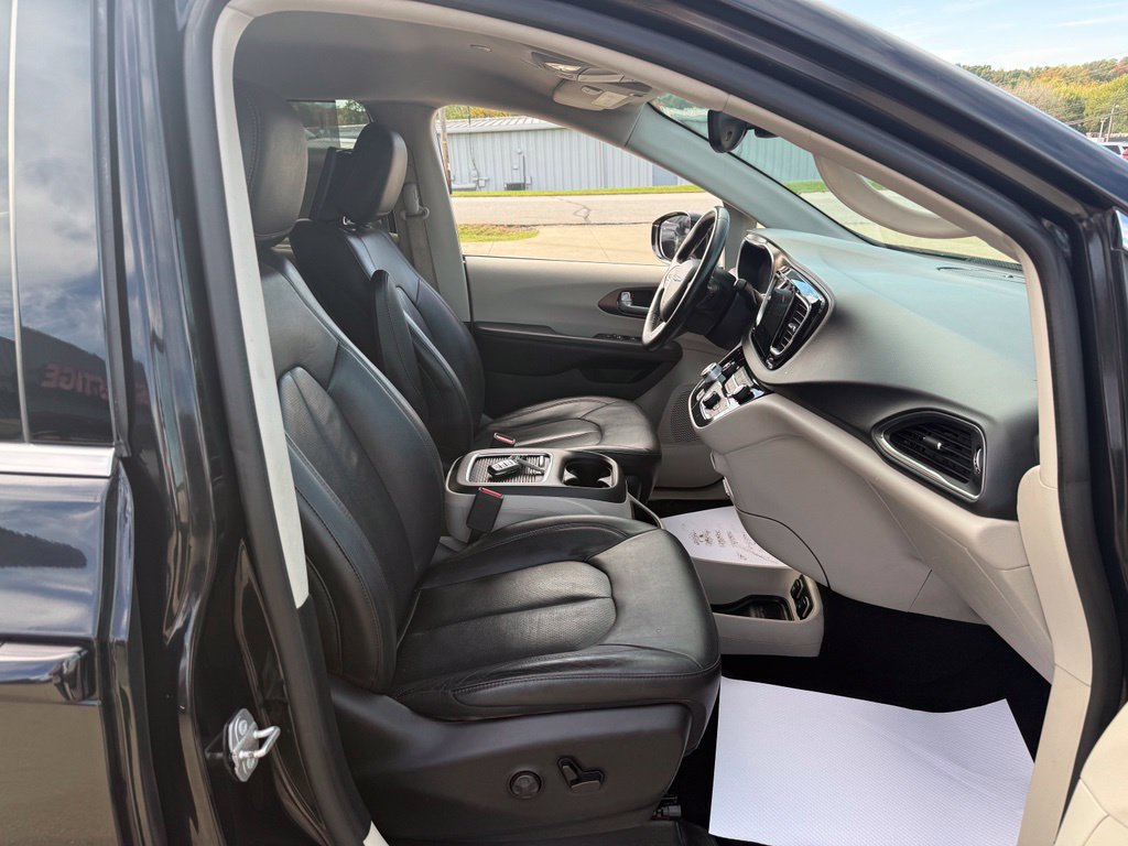 Used 2019 Chrysler Pacifica Touring-L Plus w/ Advanced Safetytec Group FWD image 45