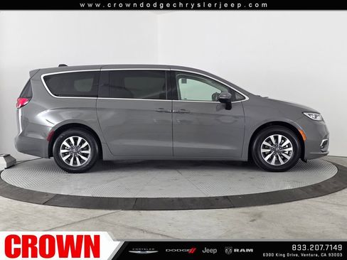 Used 2023 Chrysler Pacifica Touring-L FWD image 8
