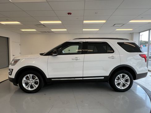 Used 2017 Ford Explorer XLT image 4