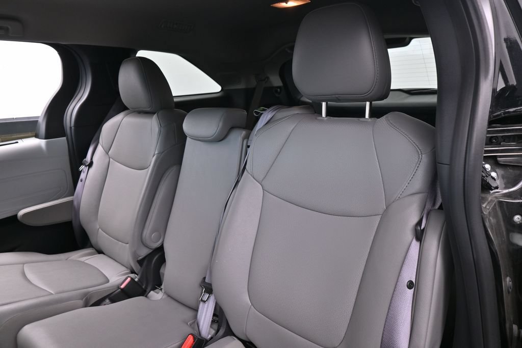 Used 2025 Toyota Sienna XLE w/ XLE Plus Package FWD image 33