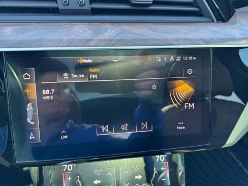 Used 2022 Audi e-tron Premium Plus w/ Premium Plus Package image 18