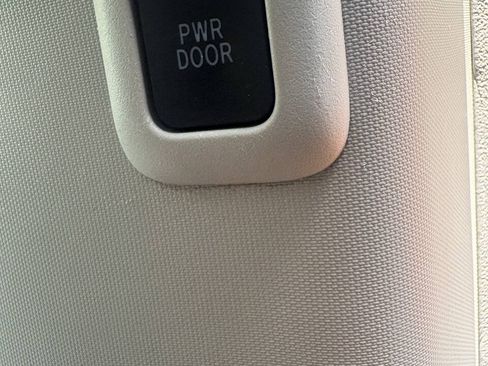 Used 2013 Toyota Sienna XLE w/ Premium Pkg FWD image 39
