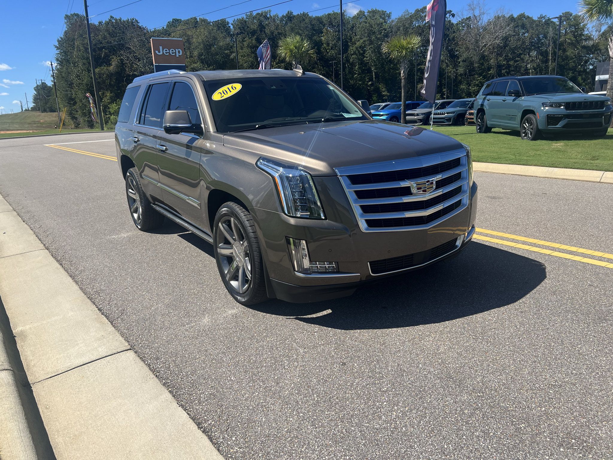 Used 2016 Cadillac Escalade Premium RWD image 1