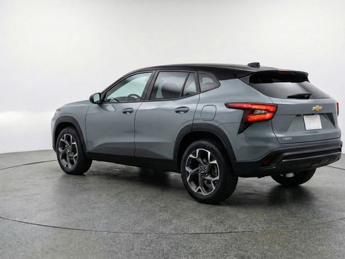 Used 2025 Chevrolet Trax LT w/ LT Convenience Package image 6