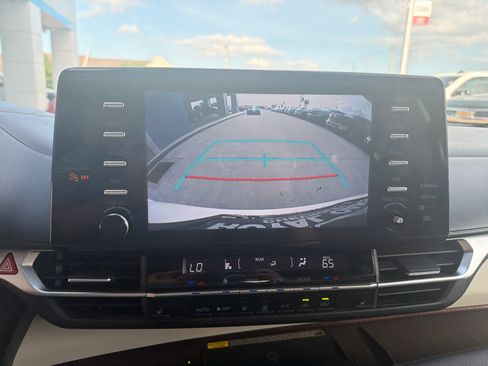 Used 2024 Toyota Sienna XLE w/ XLE Plus Package FWD image 21