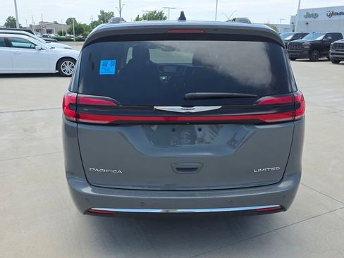 Used 2023 Chrysler Pacifica Limited FWD image 4