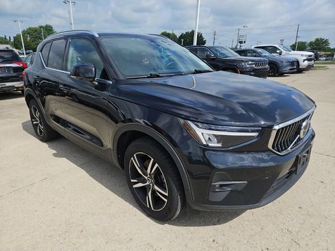 Used 2023 Volvo XC40 B5 Plus AWD/4WD image 2