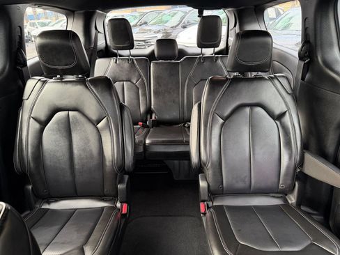 Used 2025 Chrysler Pacifica Select image 41