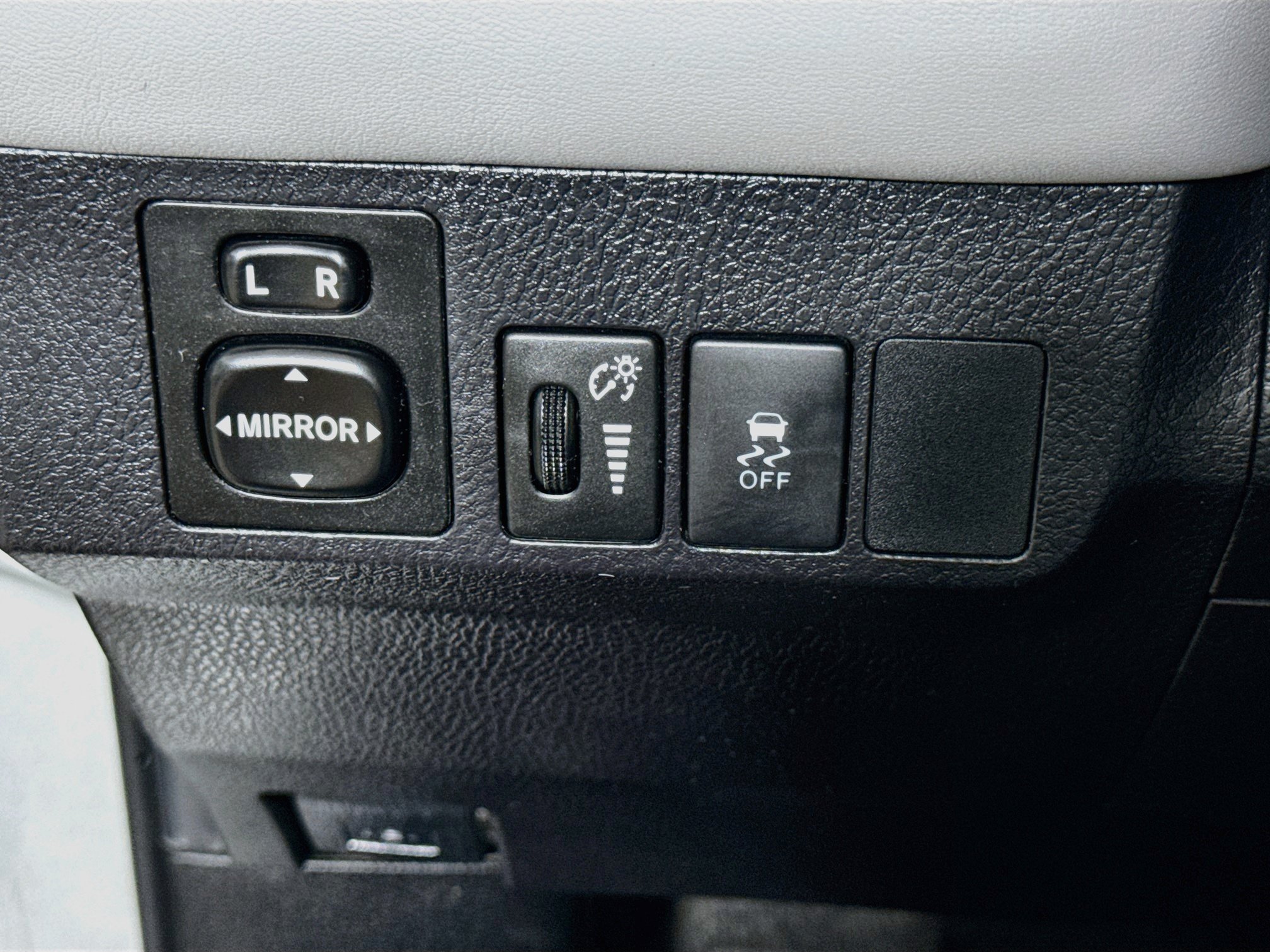 Used 2015 Toyota RAV4 Limited FWD image 11
