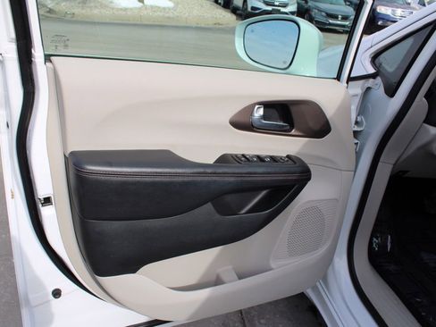 Used 2019 Chrysler Pacifica Touring-L image 20