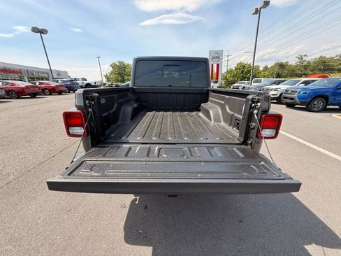 Used 2022 Jeep Gladiator Rubicon w/ Cold Weather Group AWD/4WD image 18