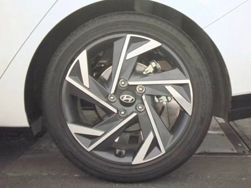 Certified 2025 Hyundai Elantra Limited FWD image 12