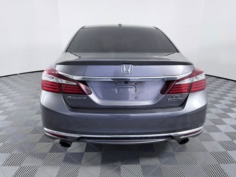Used 2017 Honda Accord Touring image 4