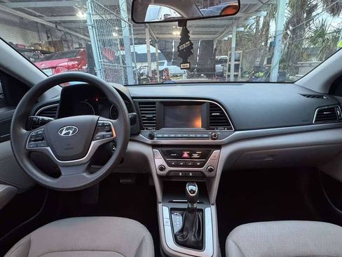 Used 2017 Hyundai Elantra SE FWD image 17