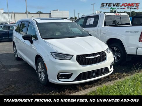 Used 2026 Chrysler Pacifica Limited FWD image 1