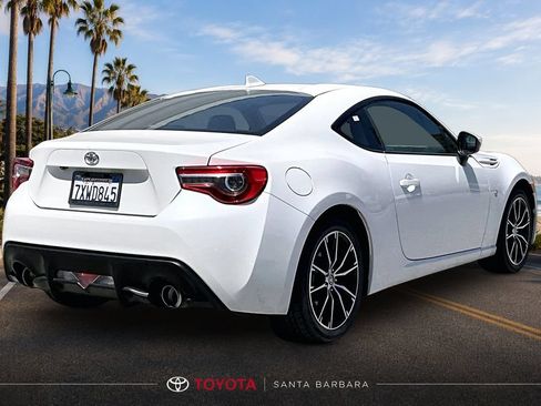 Used 2017 Toyota 86 RWD image 5