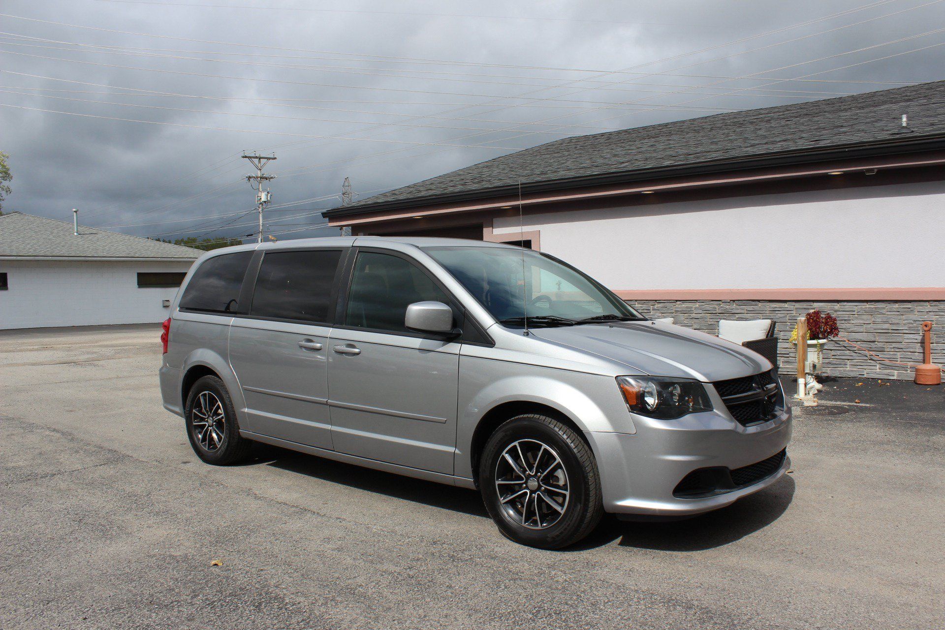 Used 2017 Dodge Grand Caravan SE FWD image 2