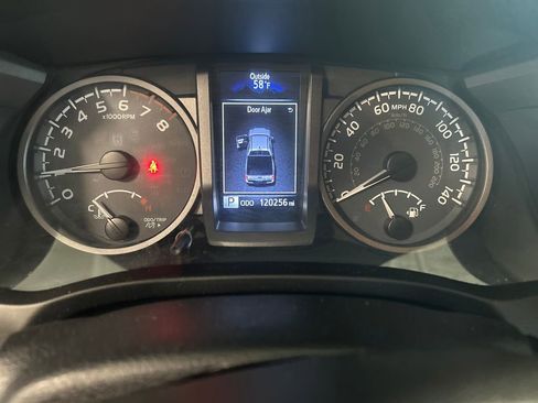 Used 2017 Toyota Tacoma TRD Sport w/ Tow Package (A/T) image 28