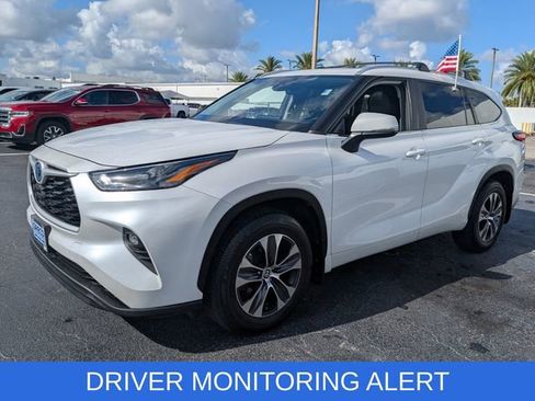 Used 2023 Toyota Highlander XLE FWD image 3