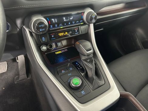 Used 2022 Toyota RAV4 Limited image 18