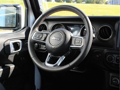 Certified 2023 Jeep Gladiator Overland AWD/4WD image 14