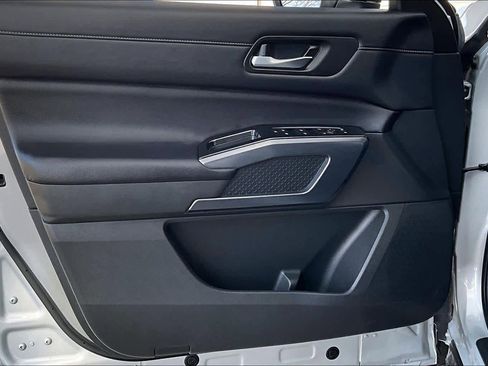 Used 2025 Nissan Pathfinder SL image 21