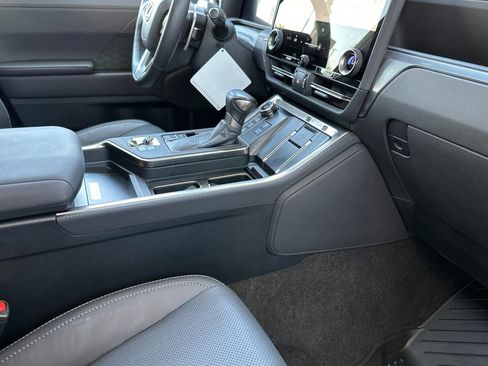 Used 2025 Lexus GX 550 AWD/4WD image 17