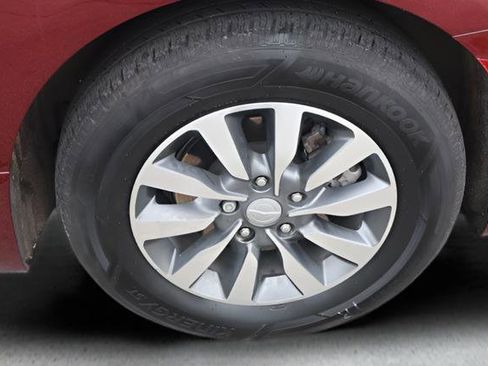 Used 2020 Chrysler Pacifica Limited w/ Advanced Safetytec Group FWD image 30