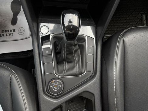 Used 2024 Volkswagen Tiguan SE image 19