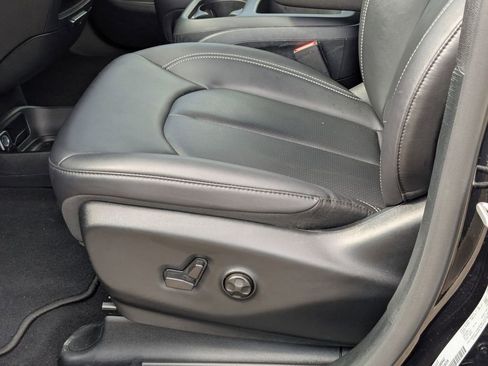 Used 2025 Chrysler Pacifica Select image 23