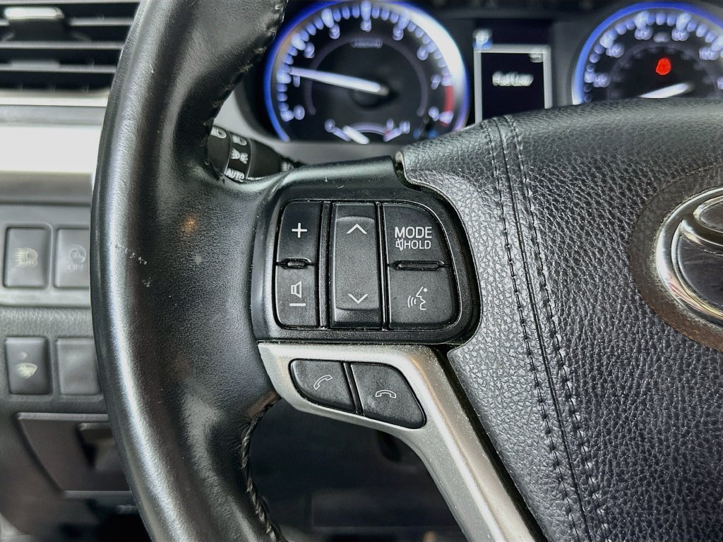 Used 2019 Toyota Highlander XLE FWD image 25
