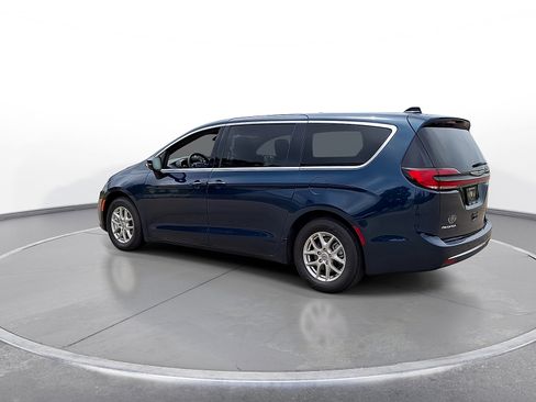 Used 2025 Chrysler Pacifica Select FWD image 6
