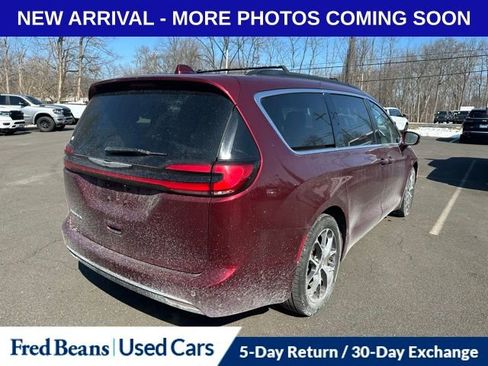 Certified 2022 Chrysler Pacifica Touring-L w/ Uconnect Theater Family Group image 4
