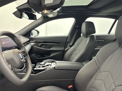 Used 2025 BMW 530i xDrive w/ Premium Package image 24